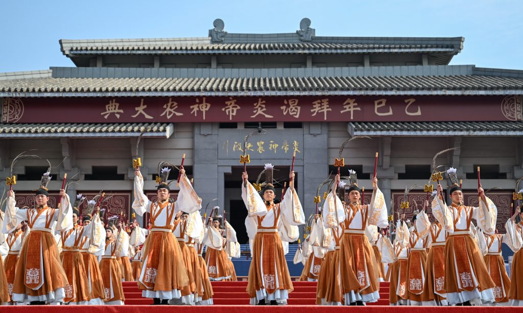 จีนจัดพิธีบูชาบรรพบุรุษ &#8220;จักรพรรดิเหยียน&#8221; สืบทอดประเพณีโบราณ ผสานเทคโนโลยีสมัยใหม่