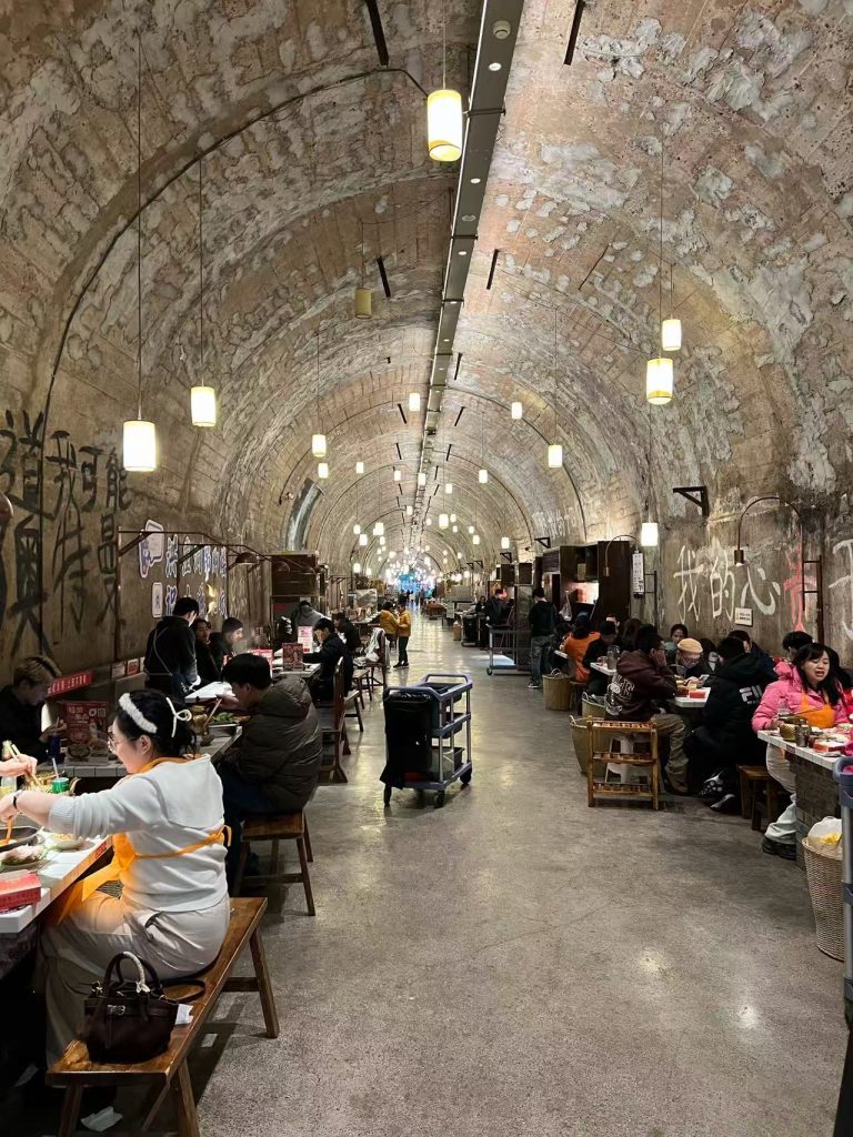 สัมผัสเสน่ห์ฉงชิ่ง พลิกโฉมหลุมหลบภัยสู่ร้านหม้อไฟสุดตระการตา